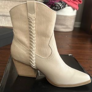 Dolce Viya cream size 8 cowboy boot